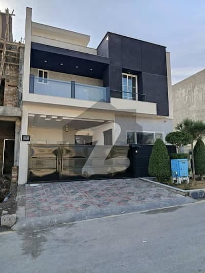 Luxury 8 Marla Double Storey House Executive Block, Faisal Hills 5 Bed + Servant Room image 1